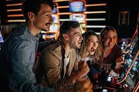 Antarmuka permainan Bigger Bass Bonanza menampilkan tema memancing dengan gulungan slot